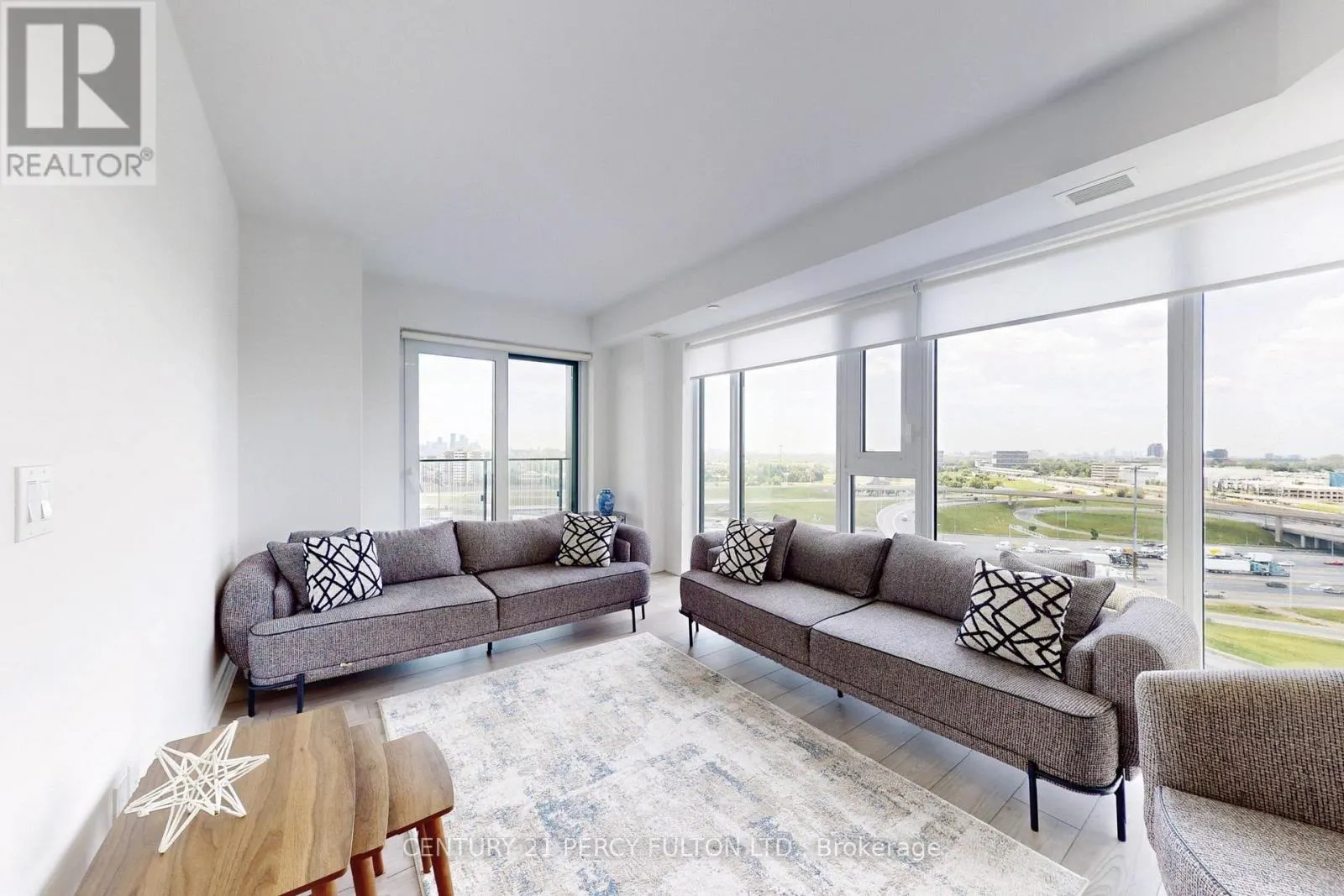 1305 - 8 TIPPETT ROAD