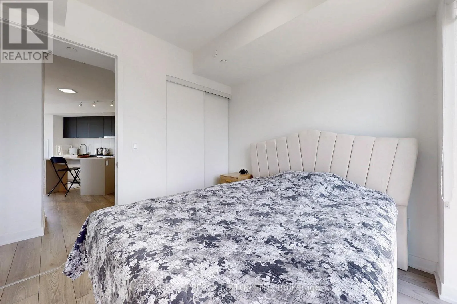 1305 - 8 TIPPETT ROAD