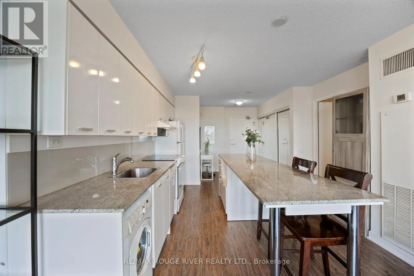 305 - 15 SINGER COURT