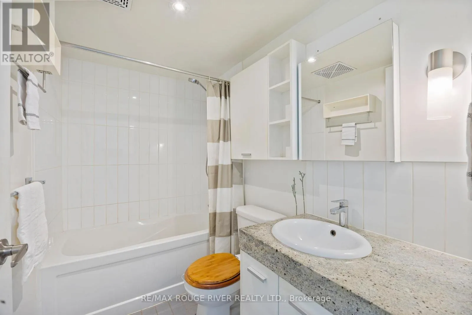 305 - 15 SINGER COURT