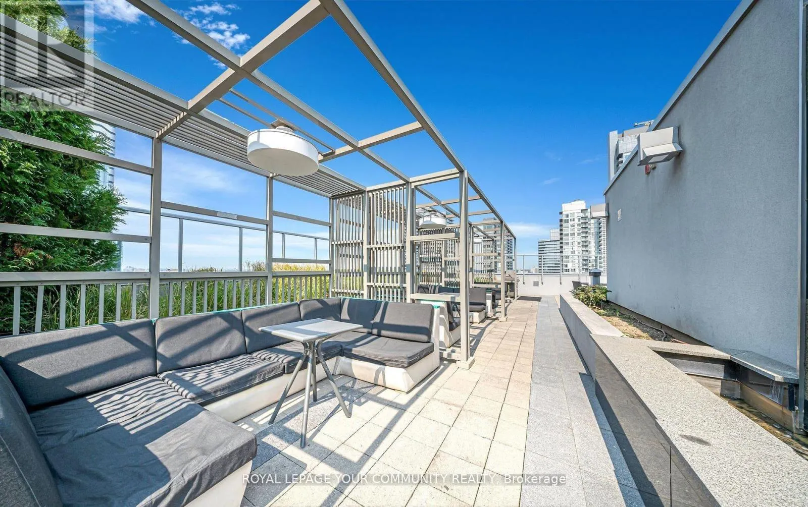 421 - 352 FRONT STREET W