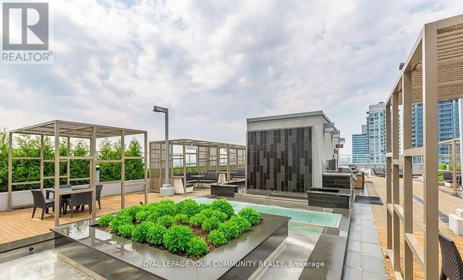 421 - 352 FRONT STREET W