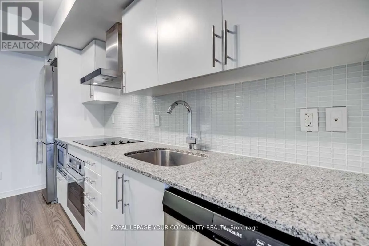 421 - 352 FRONT STREET W