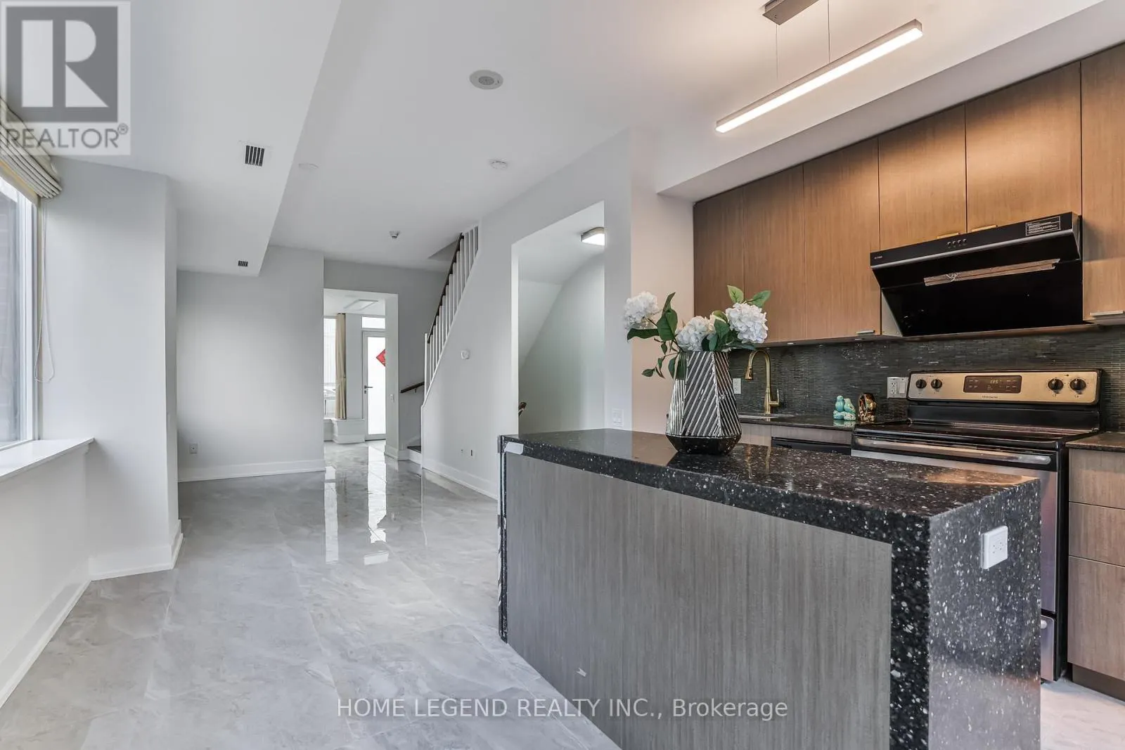 TH17 - 23 SHEPPARD AVENUE E