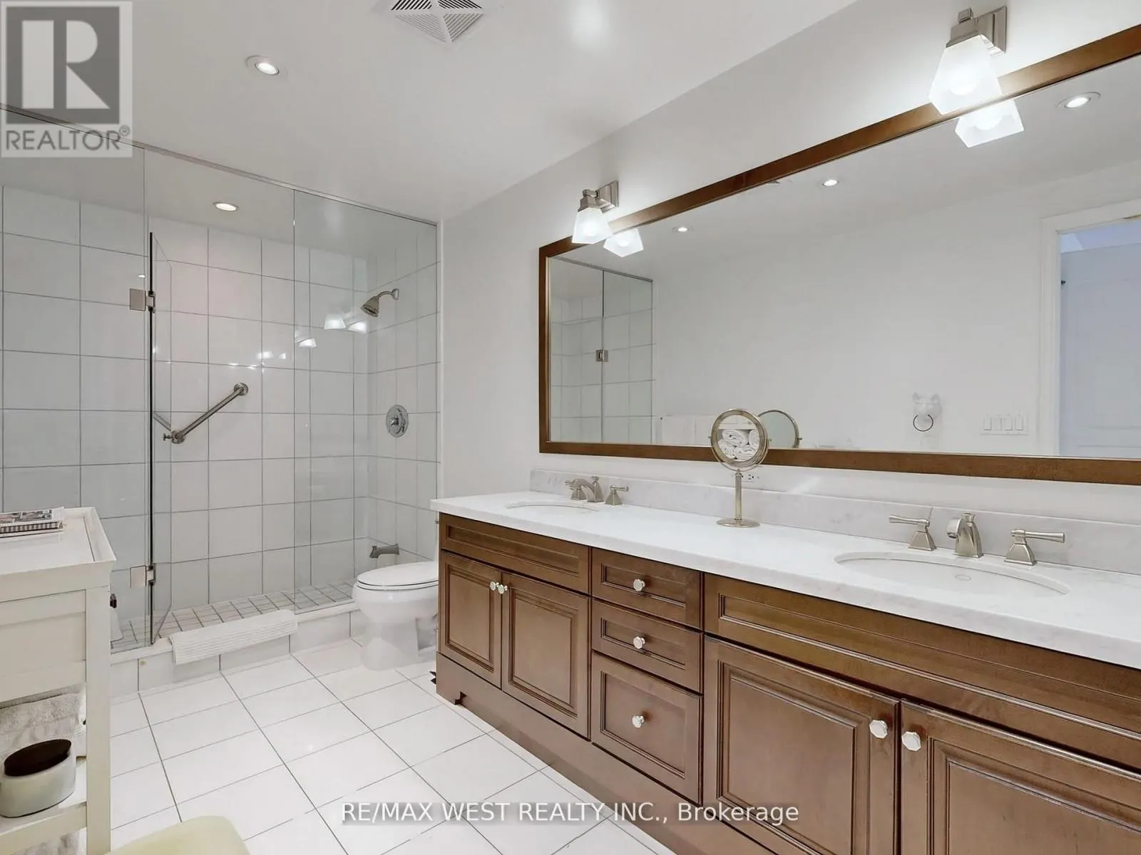 TH 14 - 20 BURKEBROOK PLACE