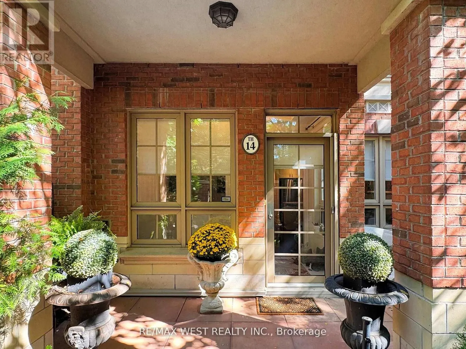 TH 14 - 20 BURKEBROOK PLACE