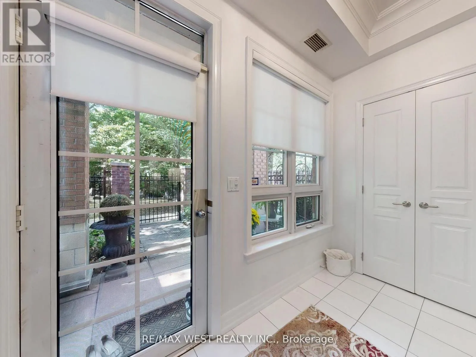 TH 14 - 20 BURKEBROOK PLACE