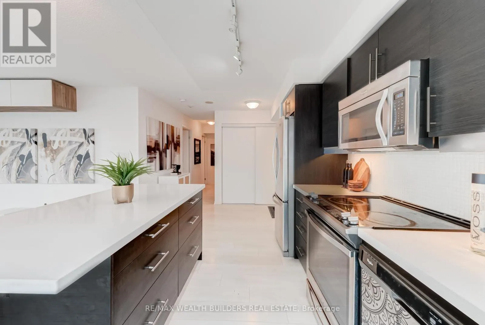 2322 - 400 ADELAIDE STREET E