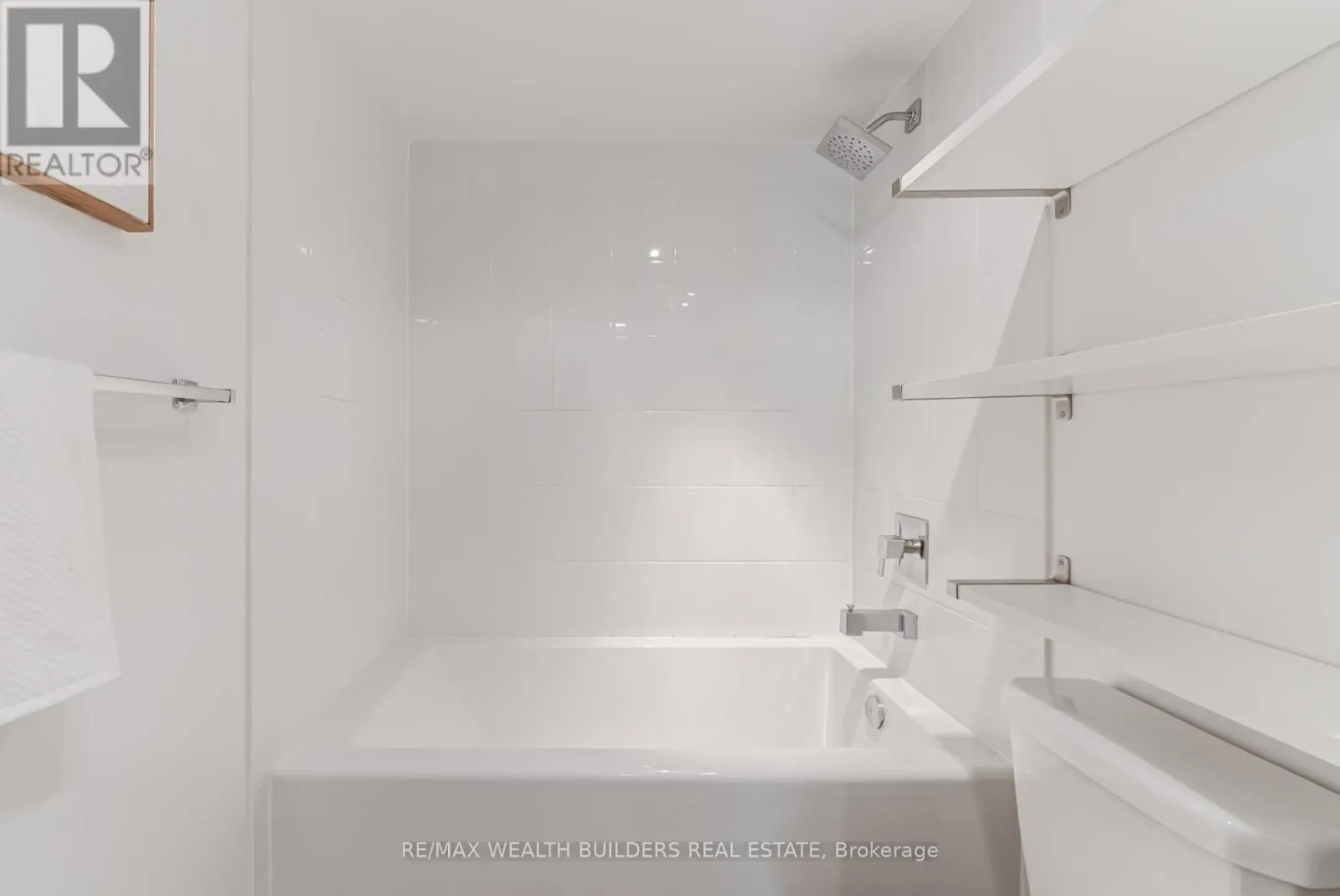 2322 - 400 ADELAIDE STREET E