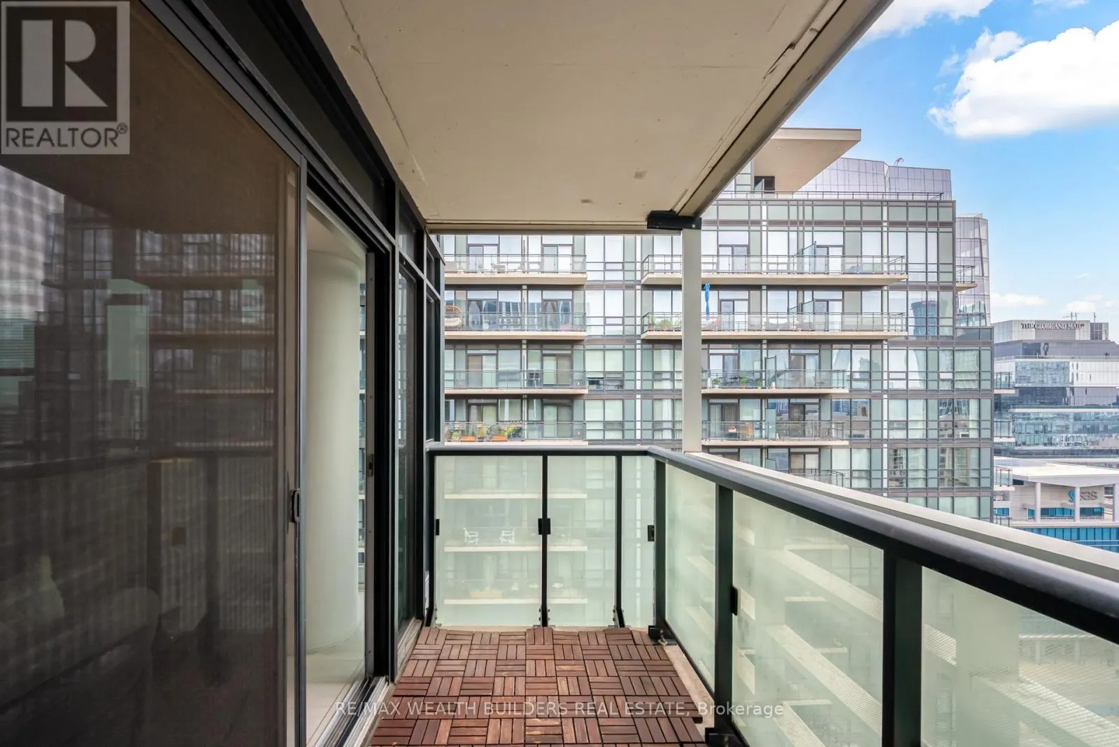 2322 - 400 ADELAIDE STREET E