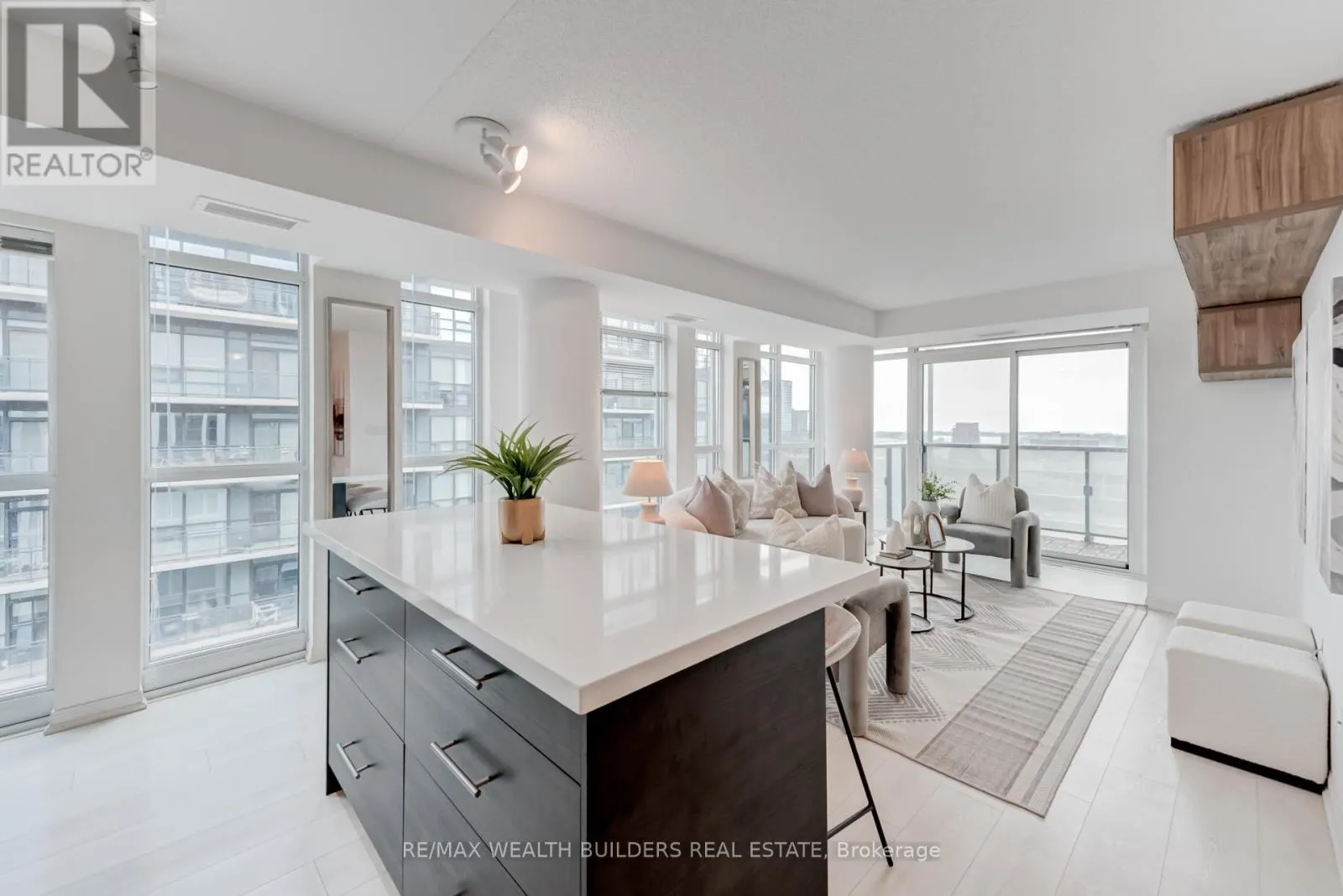 2322 - 400 ADELAIDE STREET E