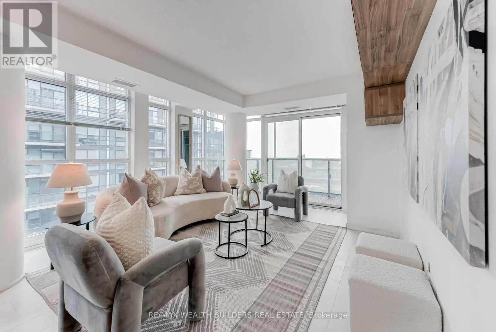 2322 - 400 ADELAIDE STREET E