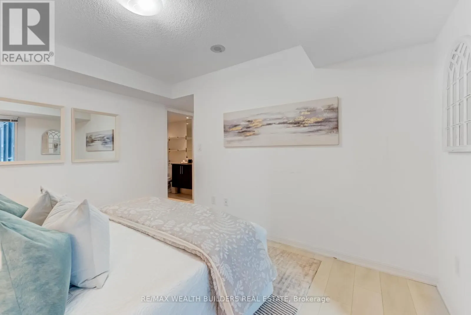 2322 - 400 ADELAIDE STREET E