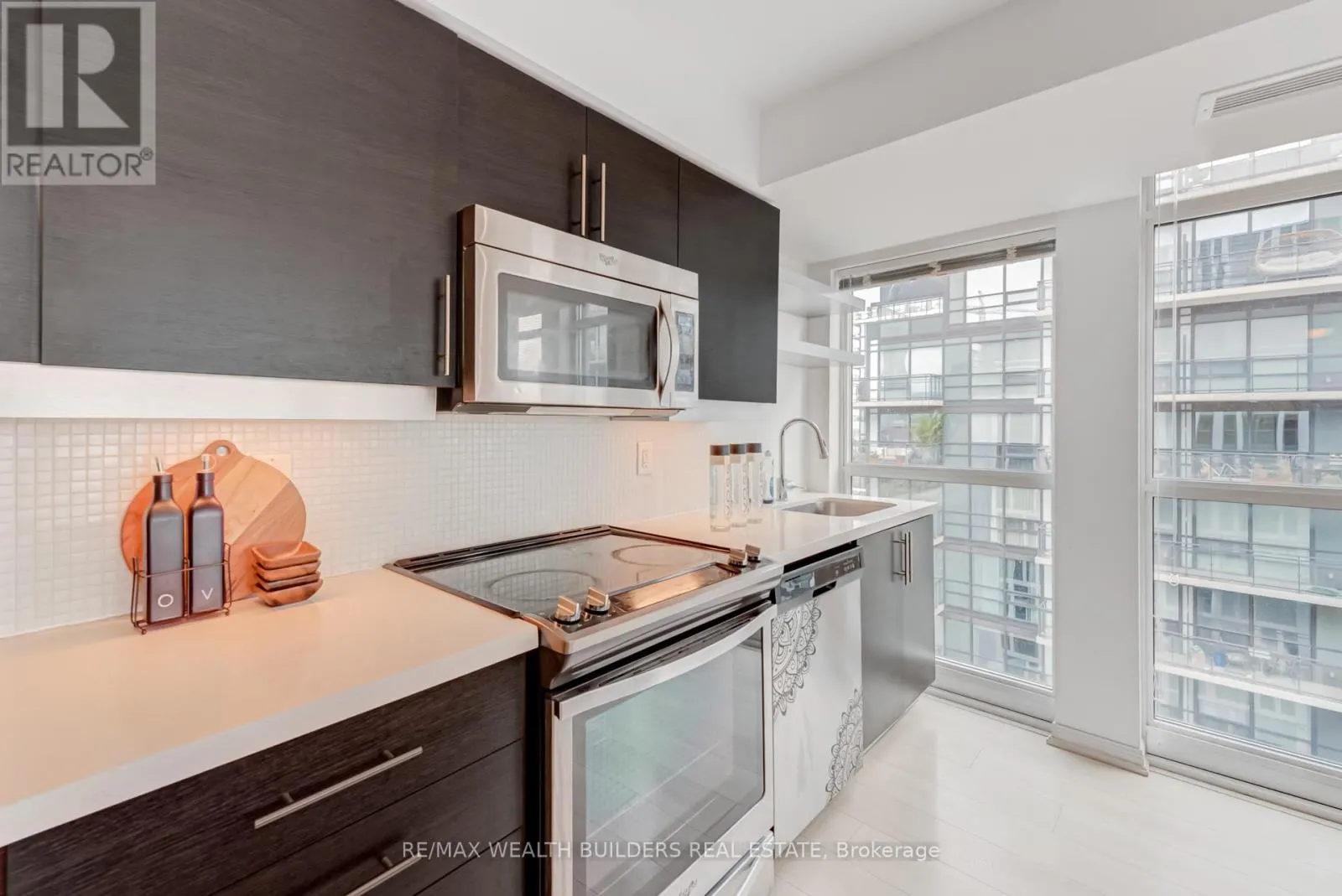 2322 - 400 ADELAIDE STREET E