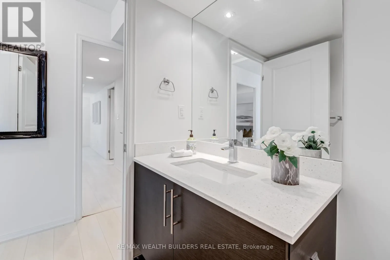 2322 - 400 ADELAIDE STREET E