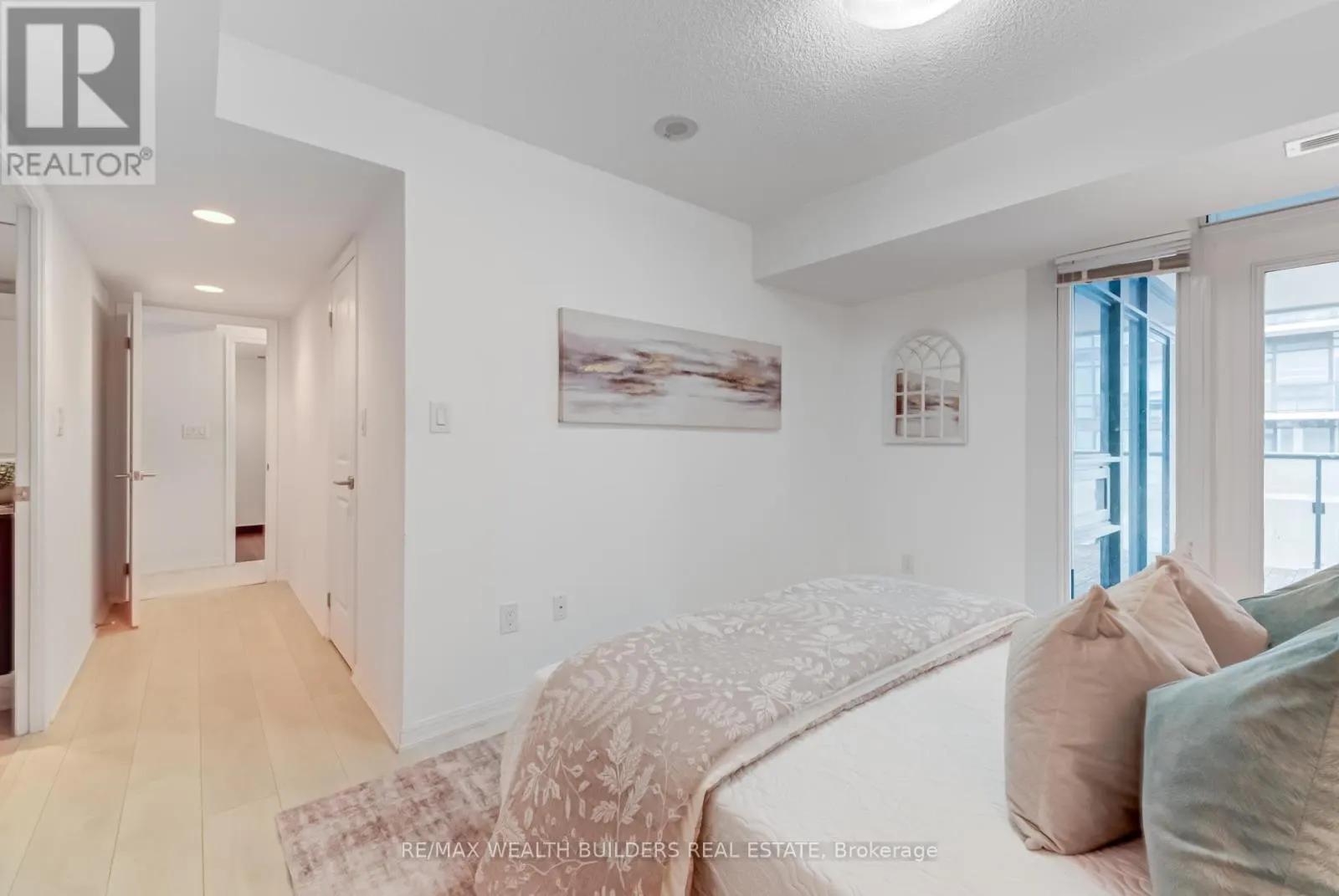 2322 - 400 ADELAIDE STREET E