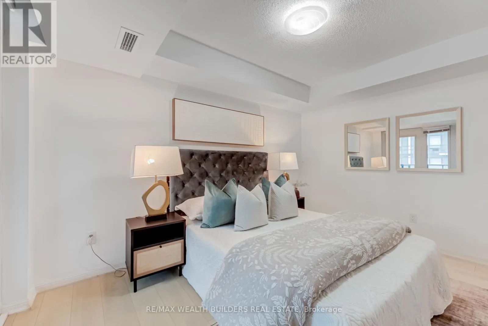 2322 - 400 ADELAIDE STREET E