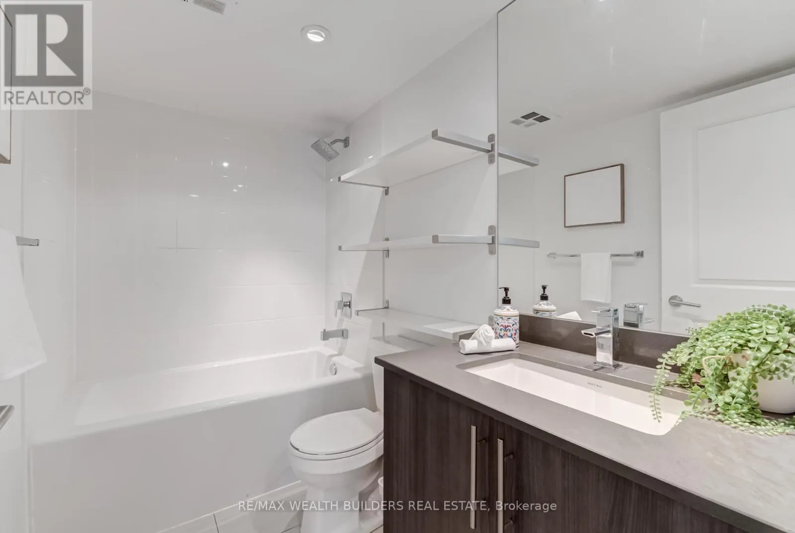 2322 - 400 ADELAIDE STREET E