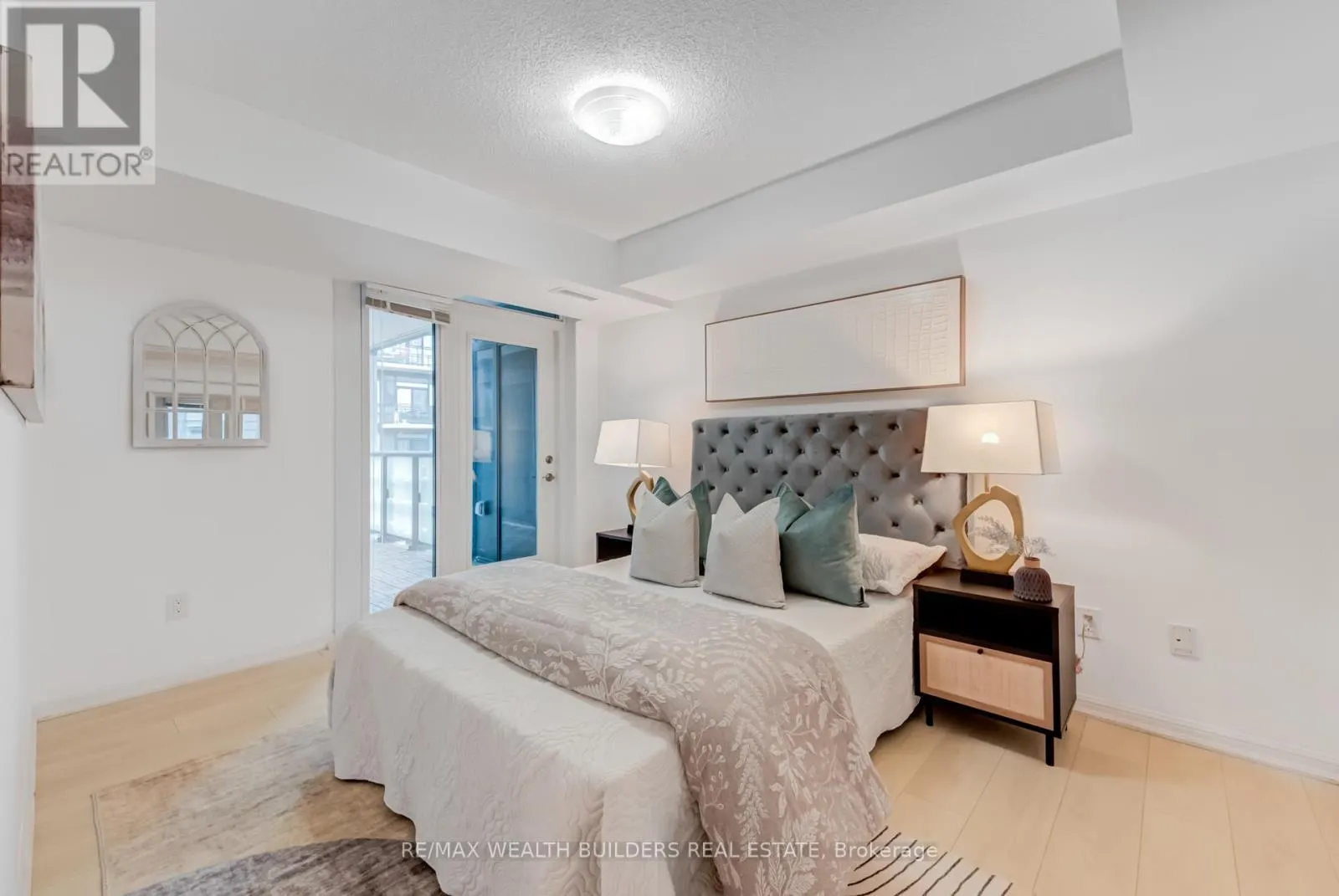 2322 - 400 ADELAIDE STREET E