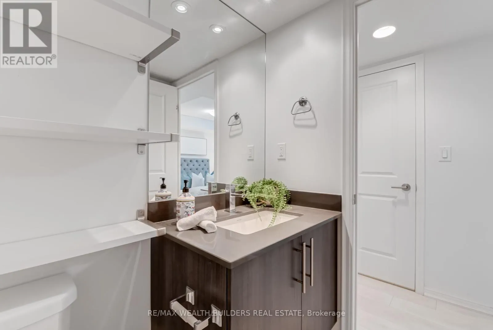 2322 - 400 ADELAIDE STREET E