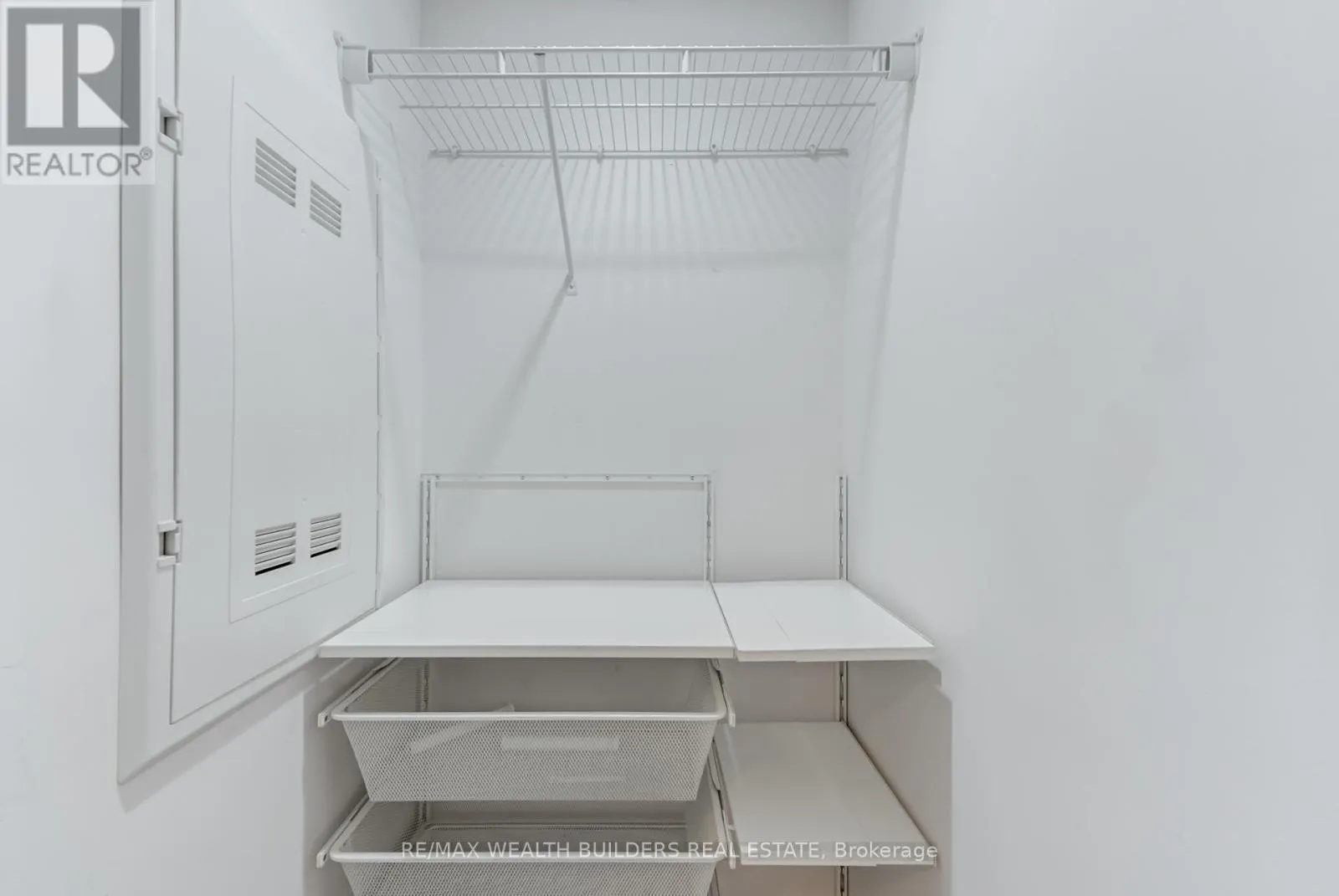 2322 - 400 ADELAIDE STREET E