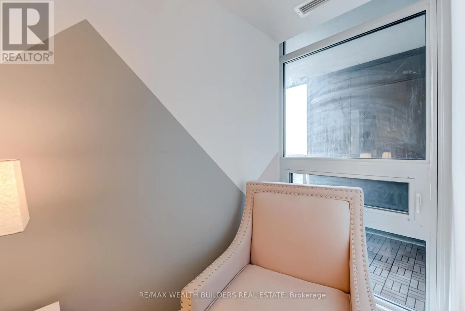 2322 - 400 ADELAIDE STREET E