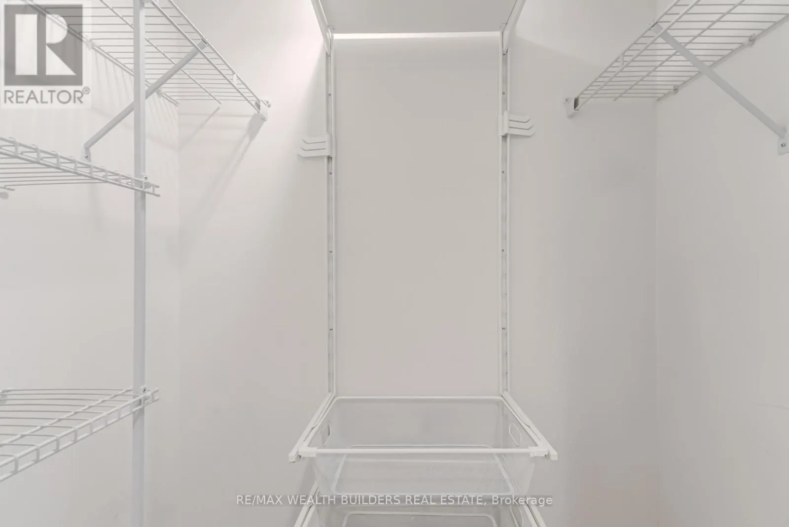 2322 - 400 ADELAIDE STREET E