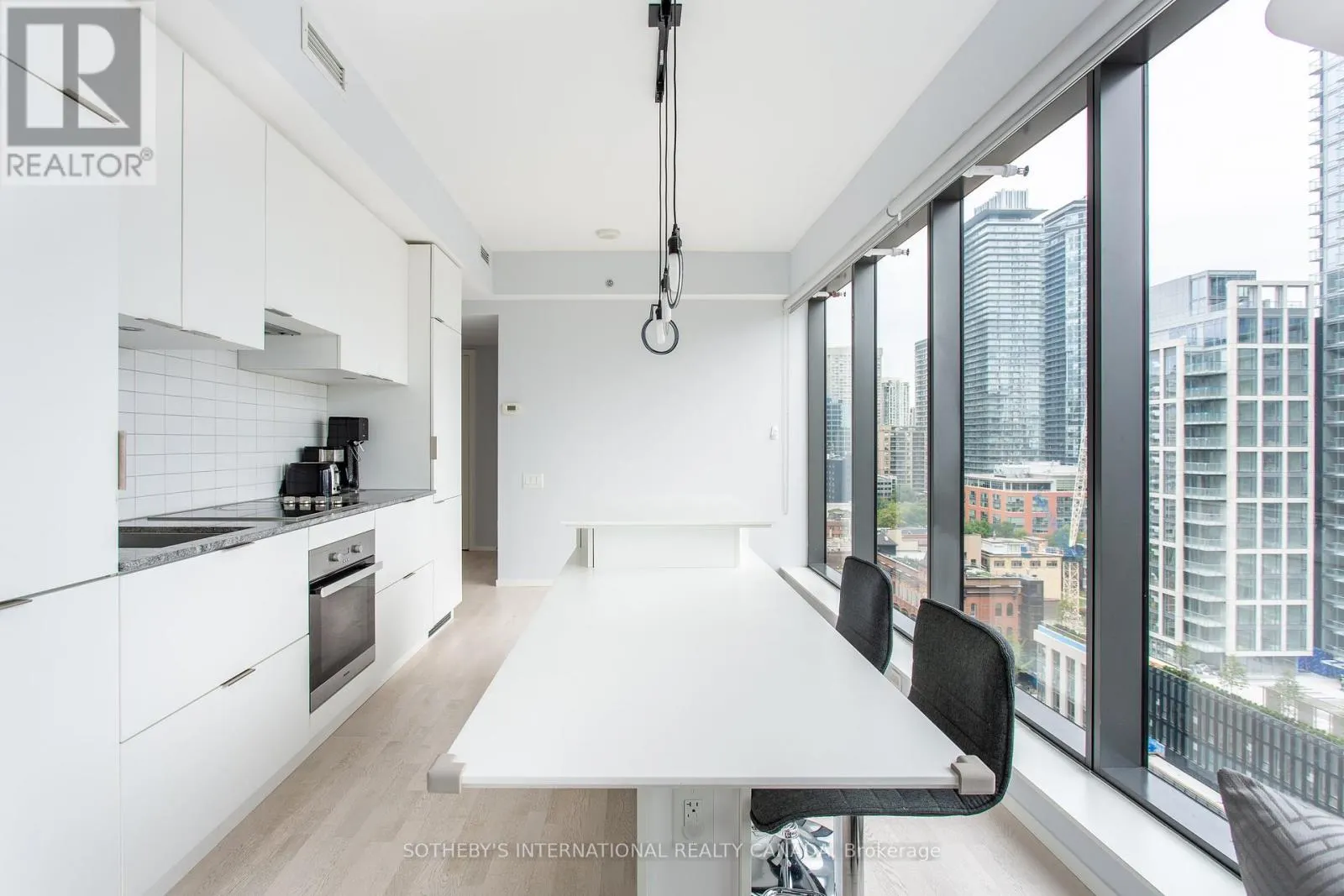 1402 - 5 ST JOSEPH STREET