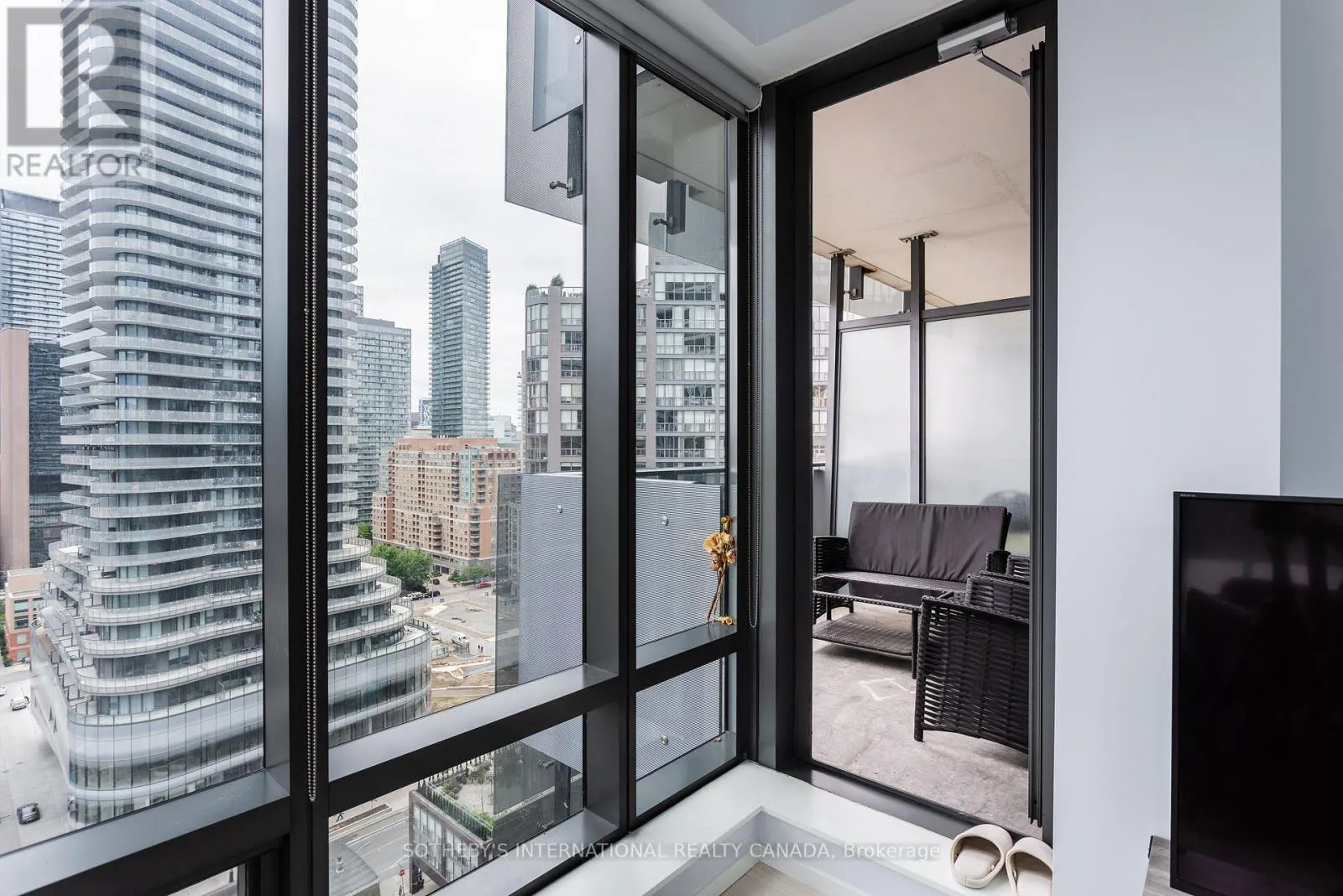 1402 - 5 ST JOSEPH STREET