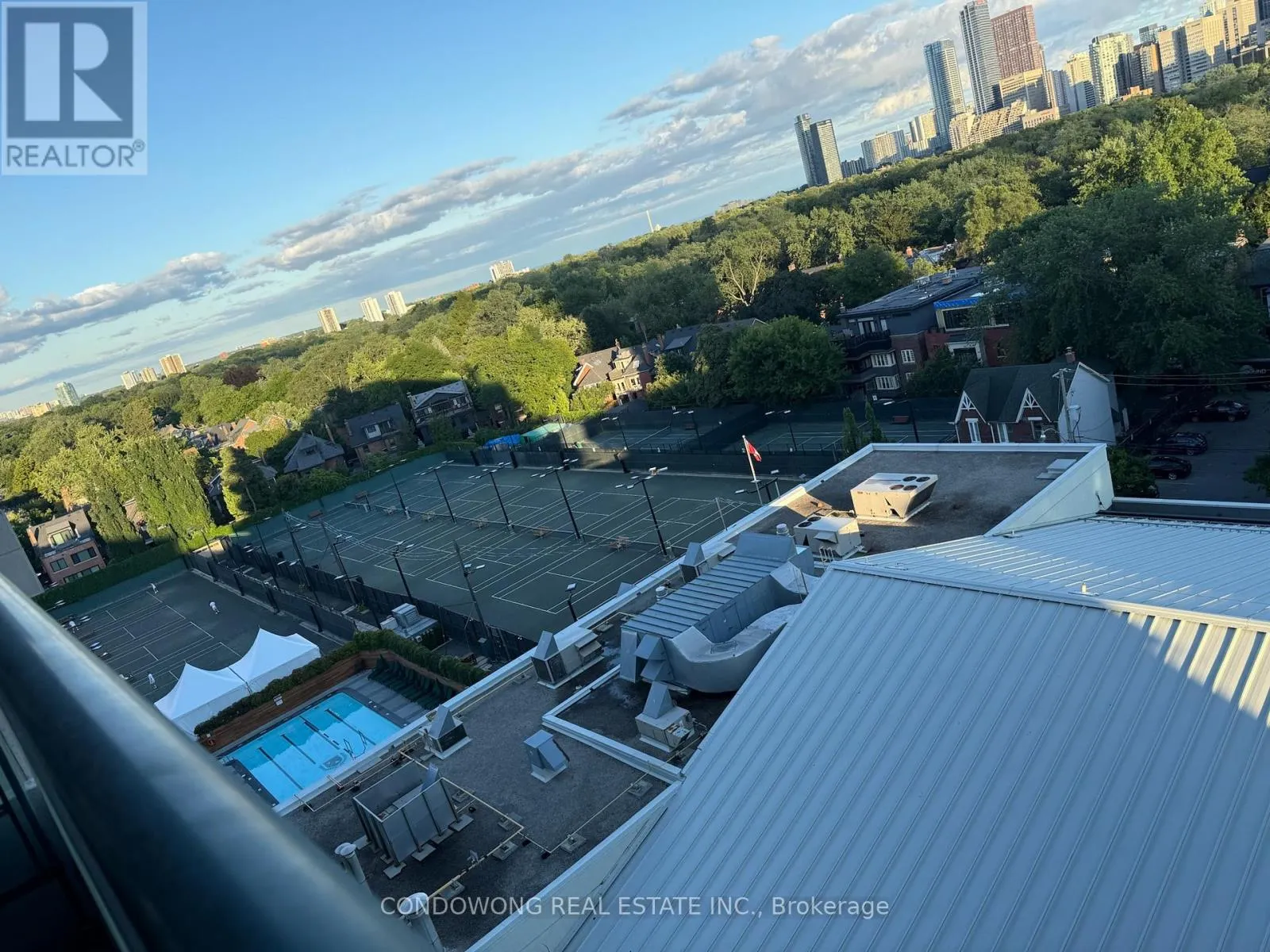 906 - 25 SCRIVENER SQUARE