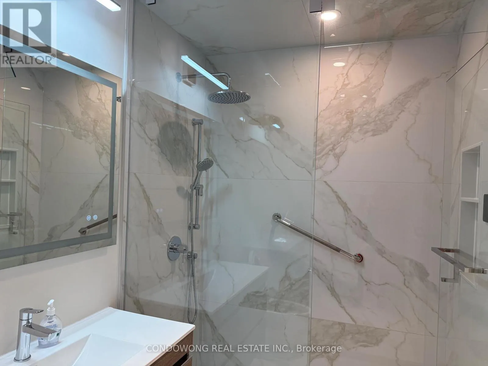 906 - 25 SCRIVENER SQUARE