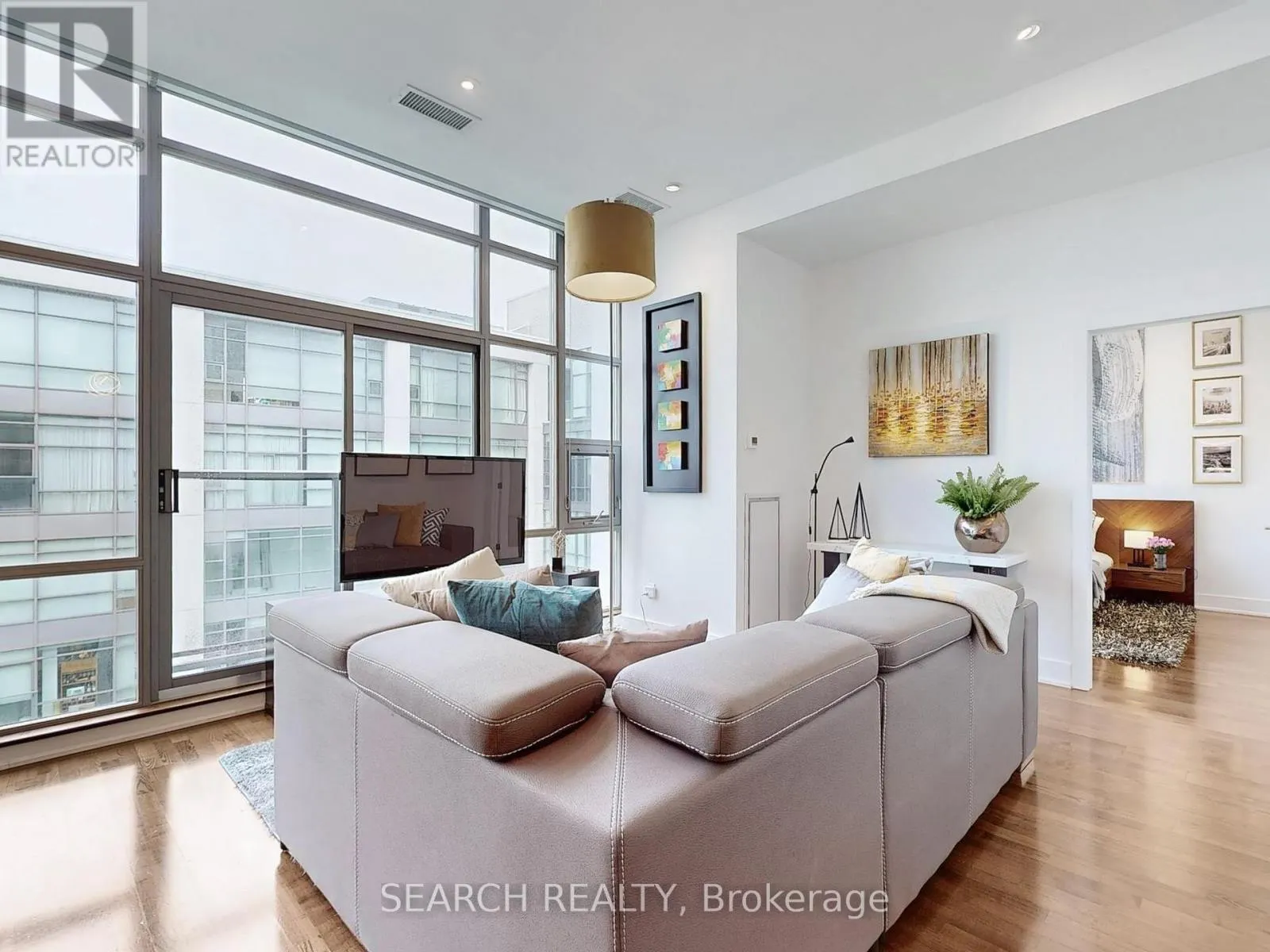 1028 - 637 LAKE SHORE BOULEVARD W