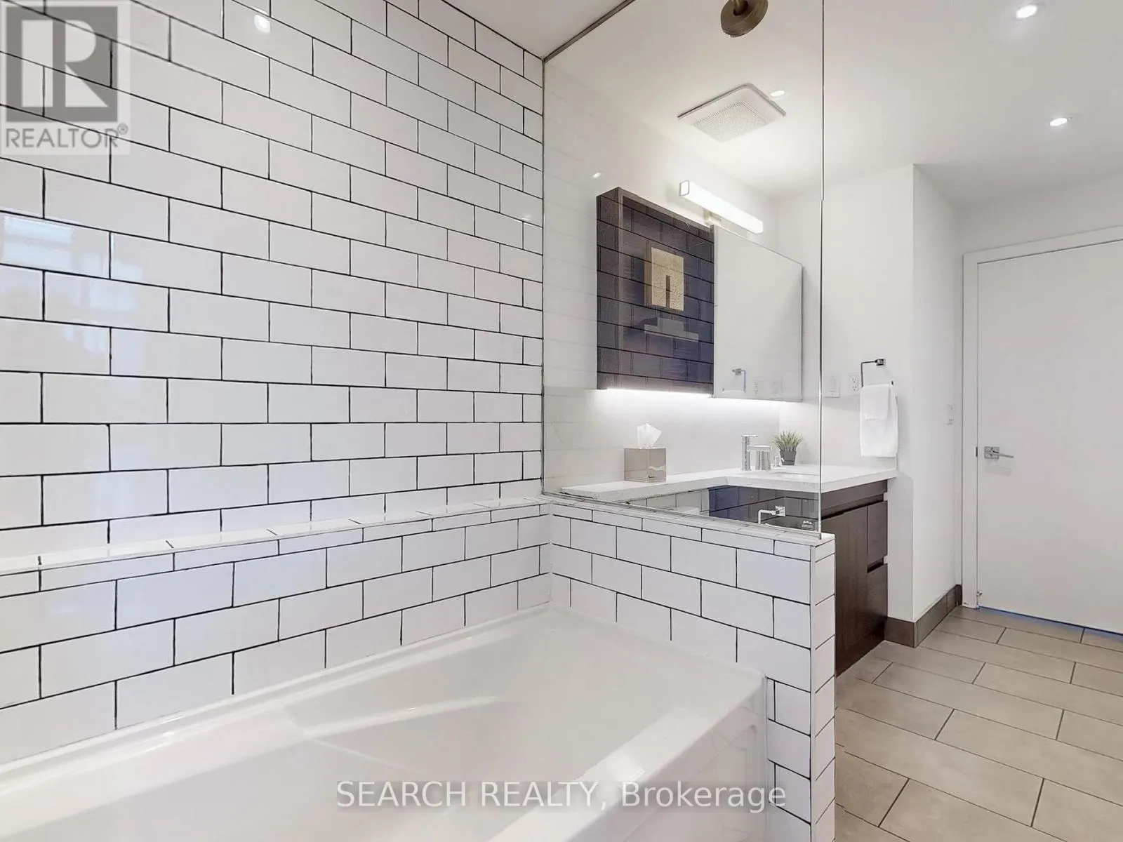 1028 - 637 LAKE SHORE BOULEVARD W