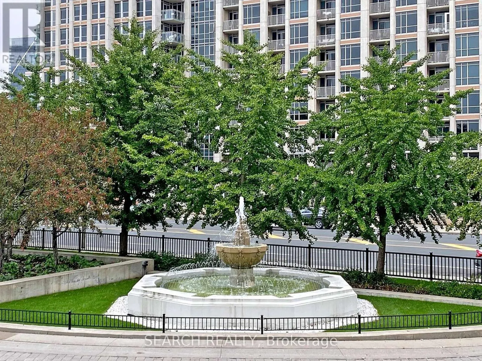 1028 - 637 LAKE SHORE BOULEVARD W