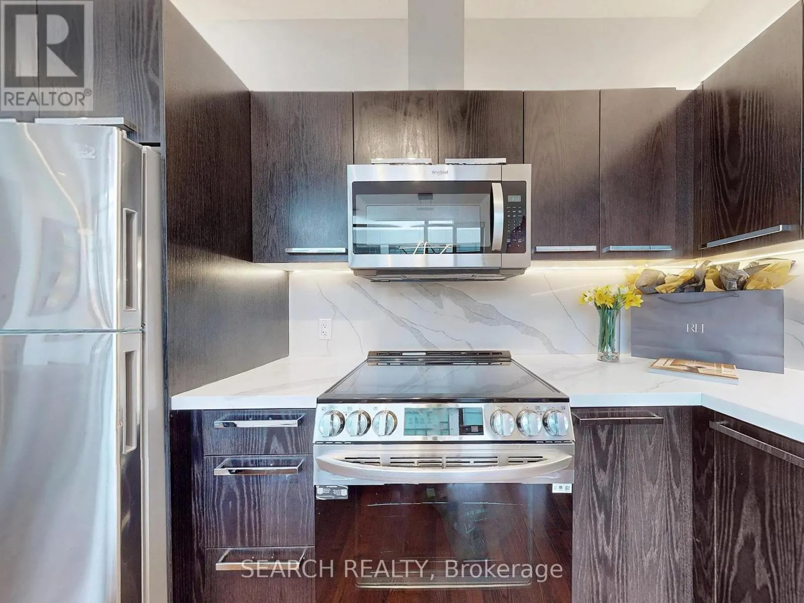 1028 - 637 LAKE SHORE BOULEVARD W