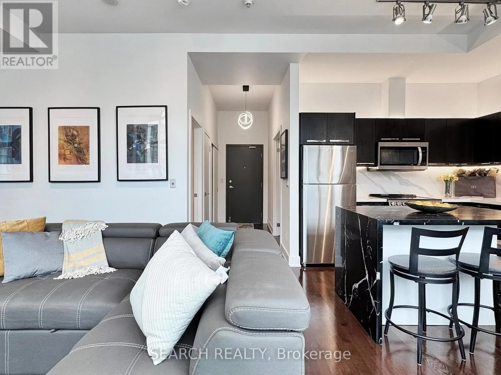 1028 - 637 LAKE SHORE BOULEVARD W