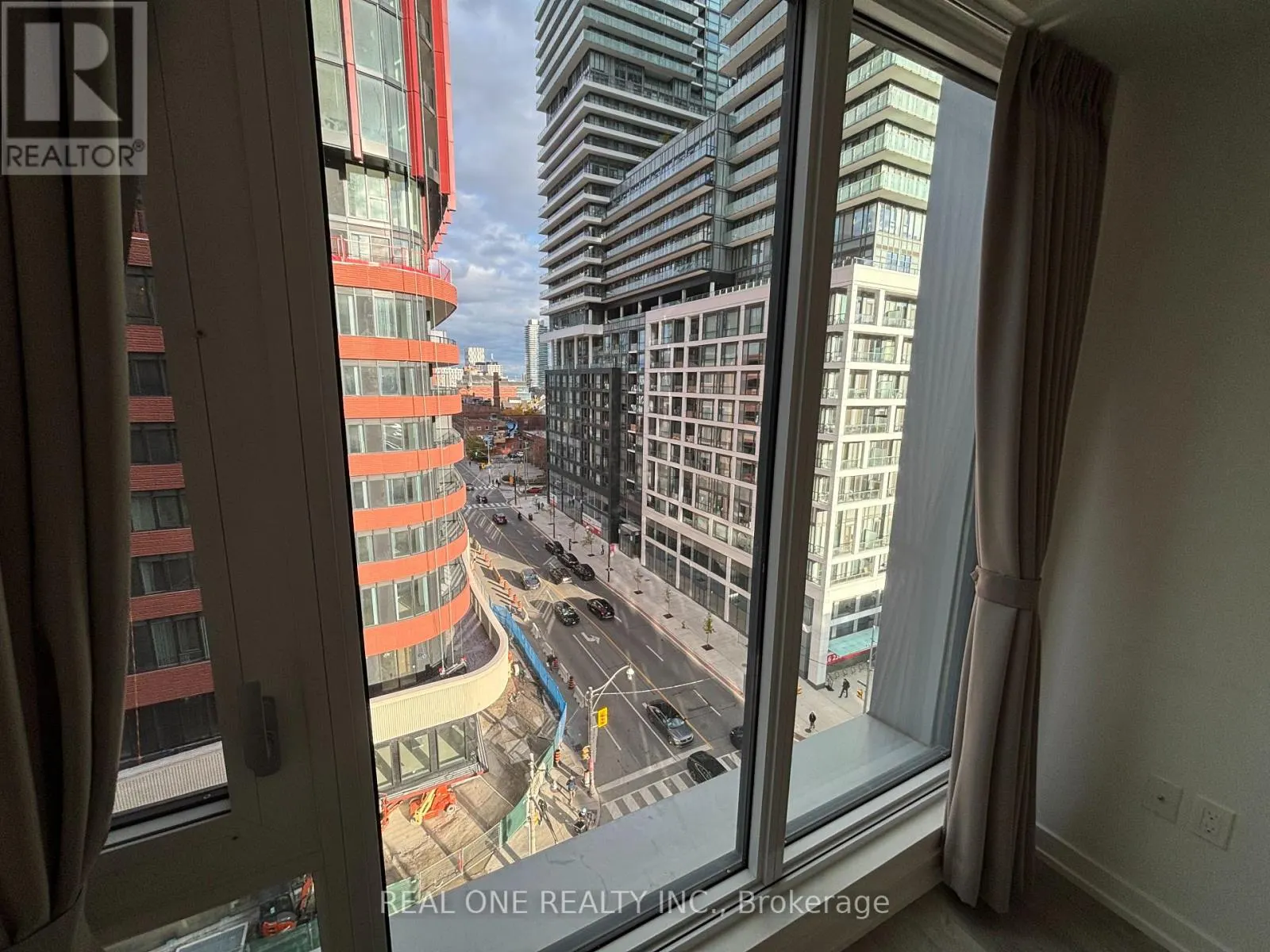 815 - 158 FRONT STREET E