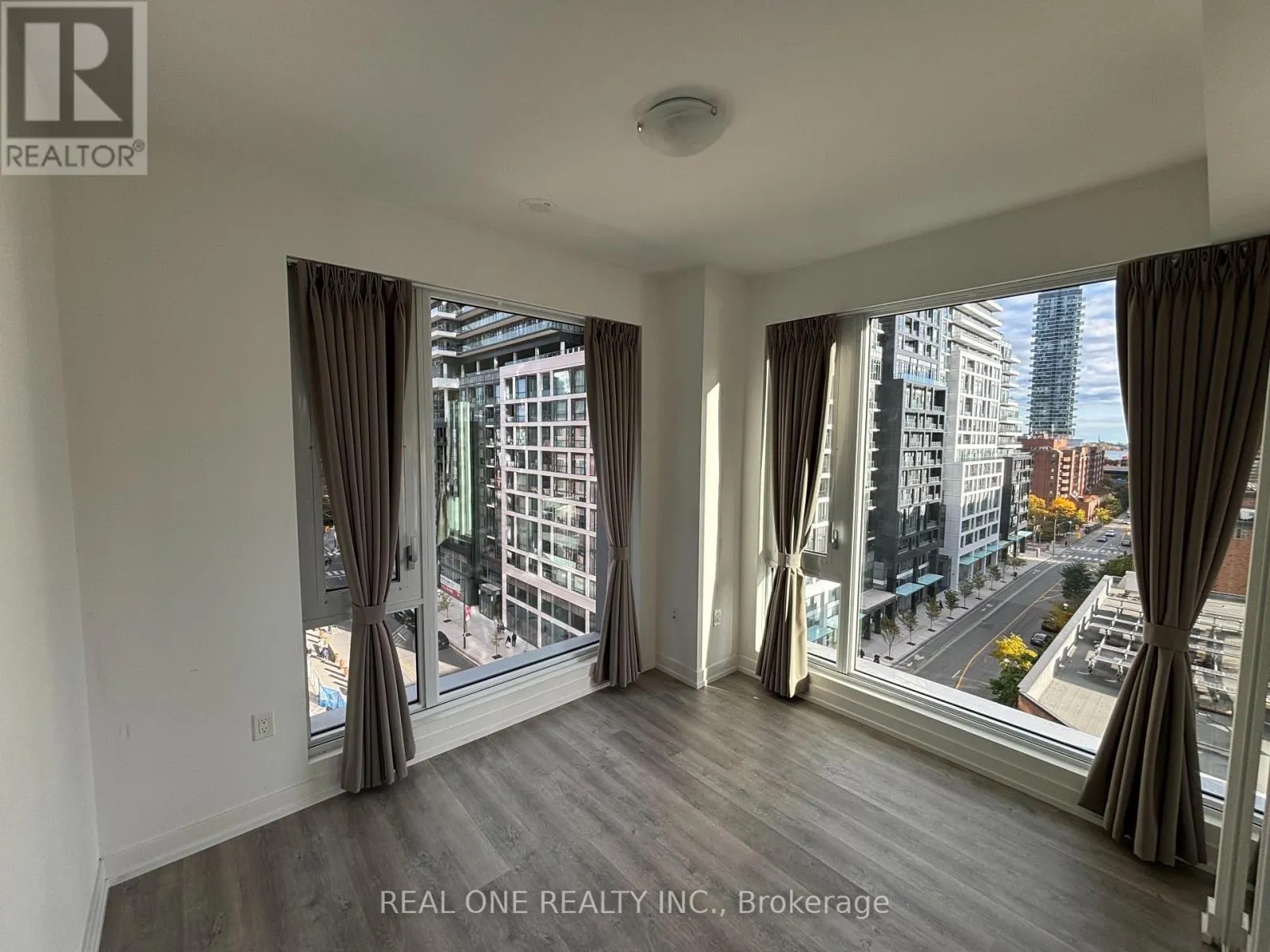 815 - 158 FRONT STREET E