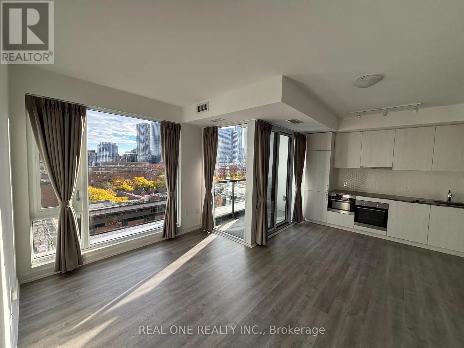 815 - 158 FRONT STREET E