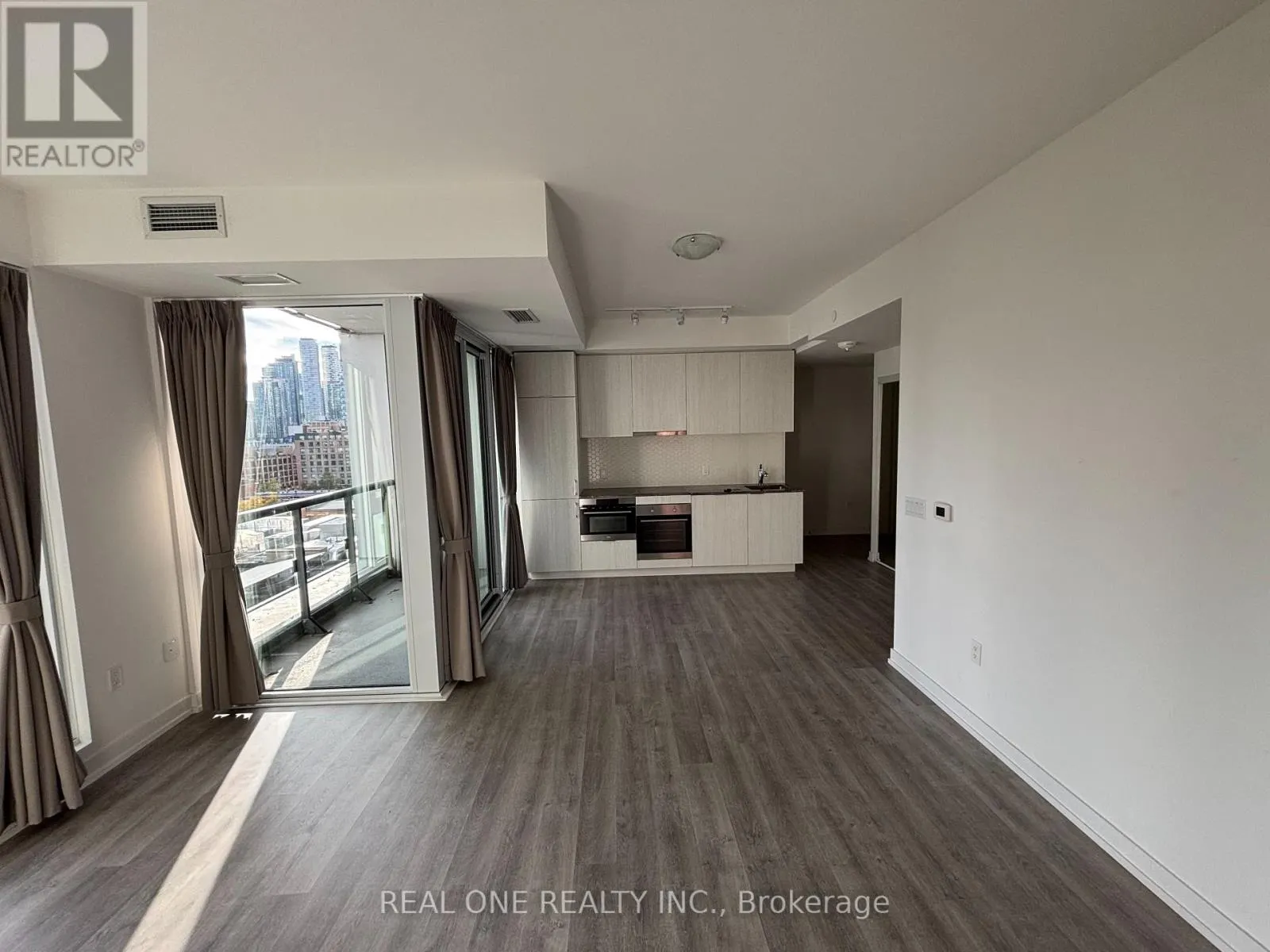 815 - 158 FRONT STREET E