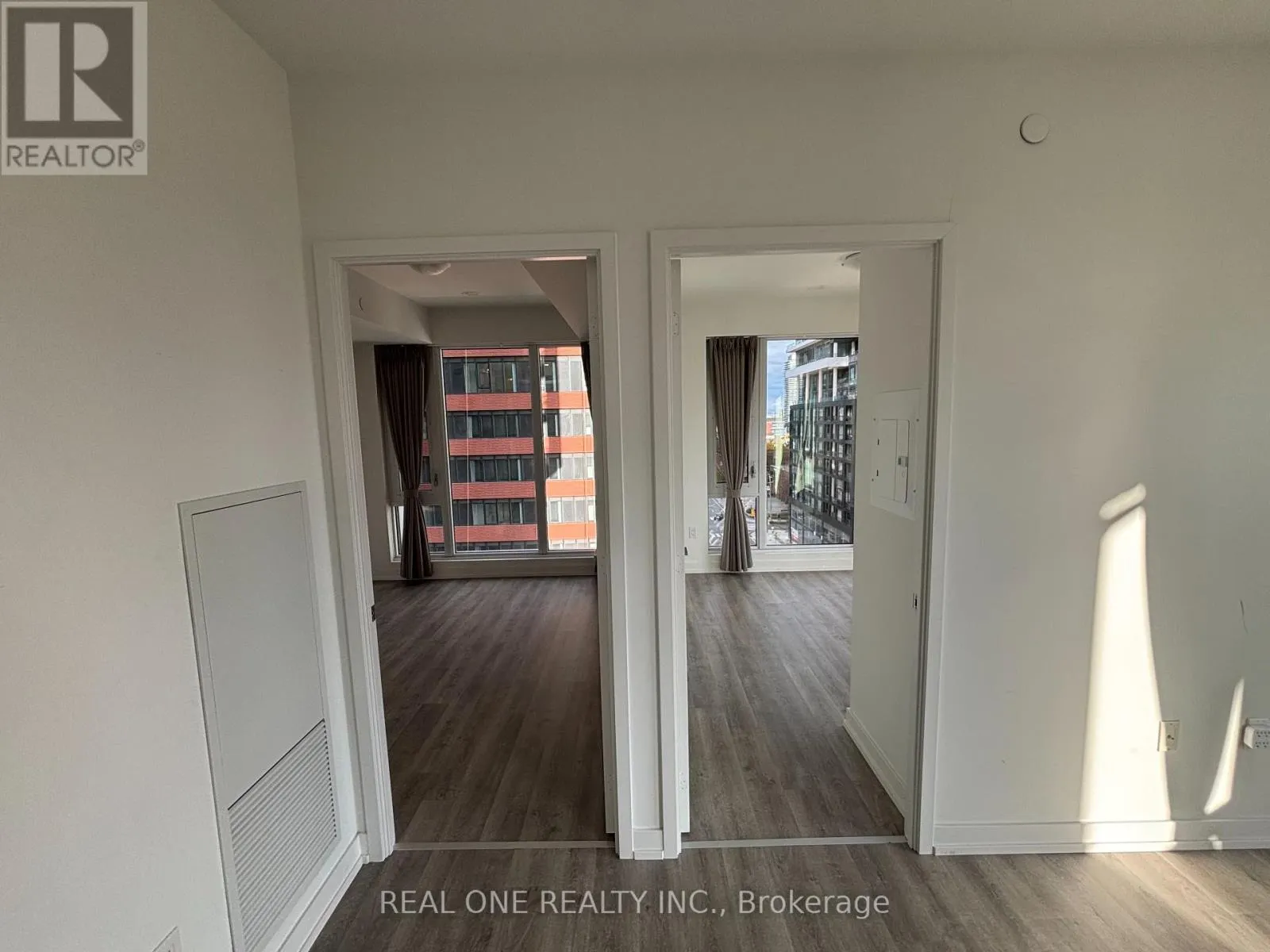 815 - 158 FRONT STREET E