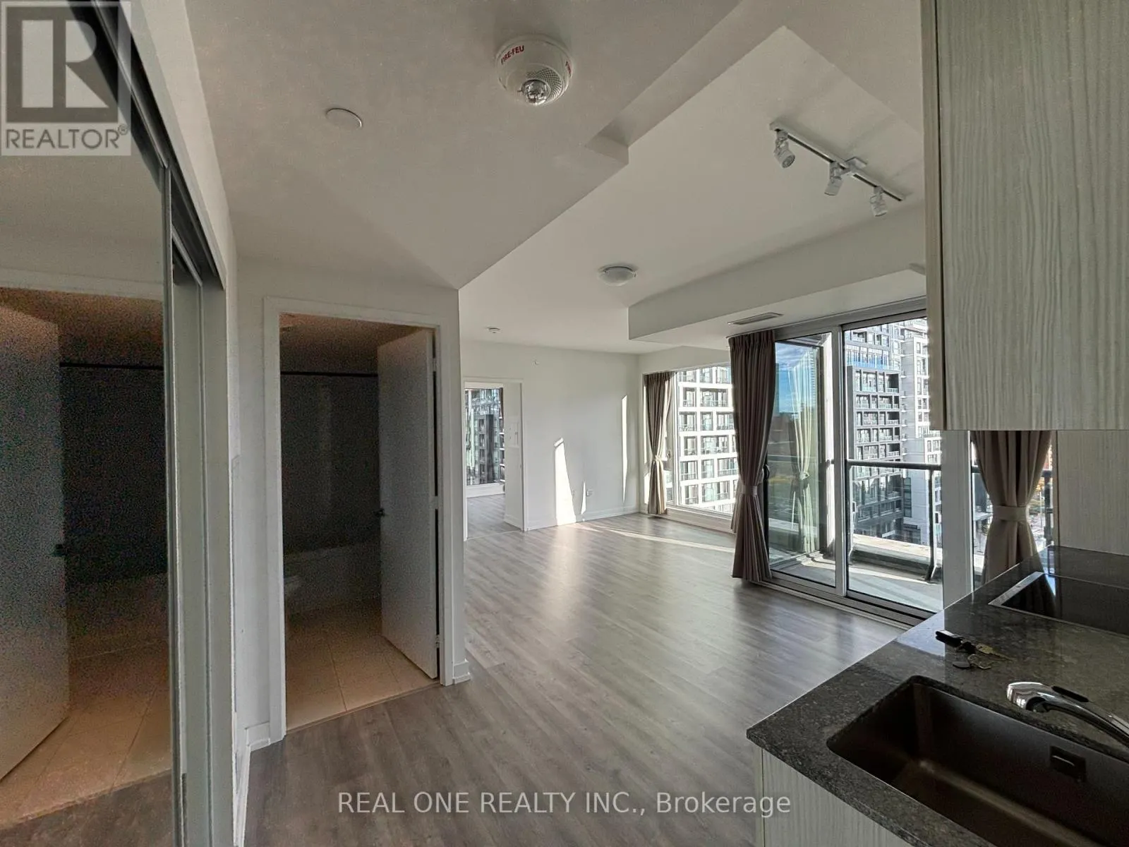 815 - 158 FRONT STREET E