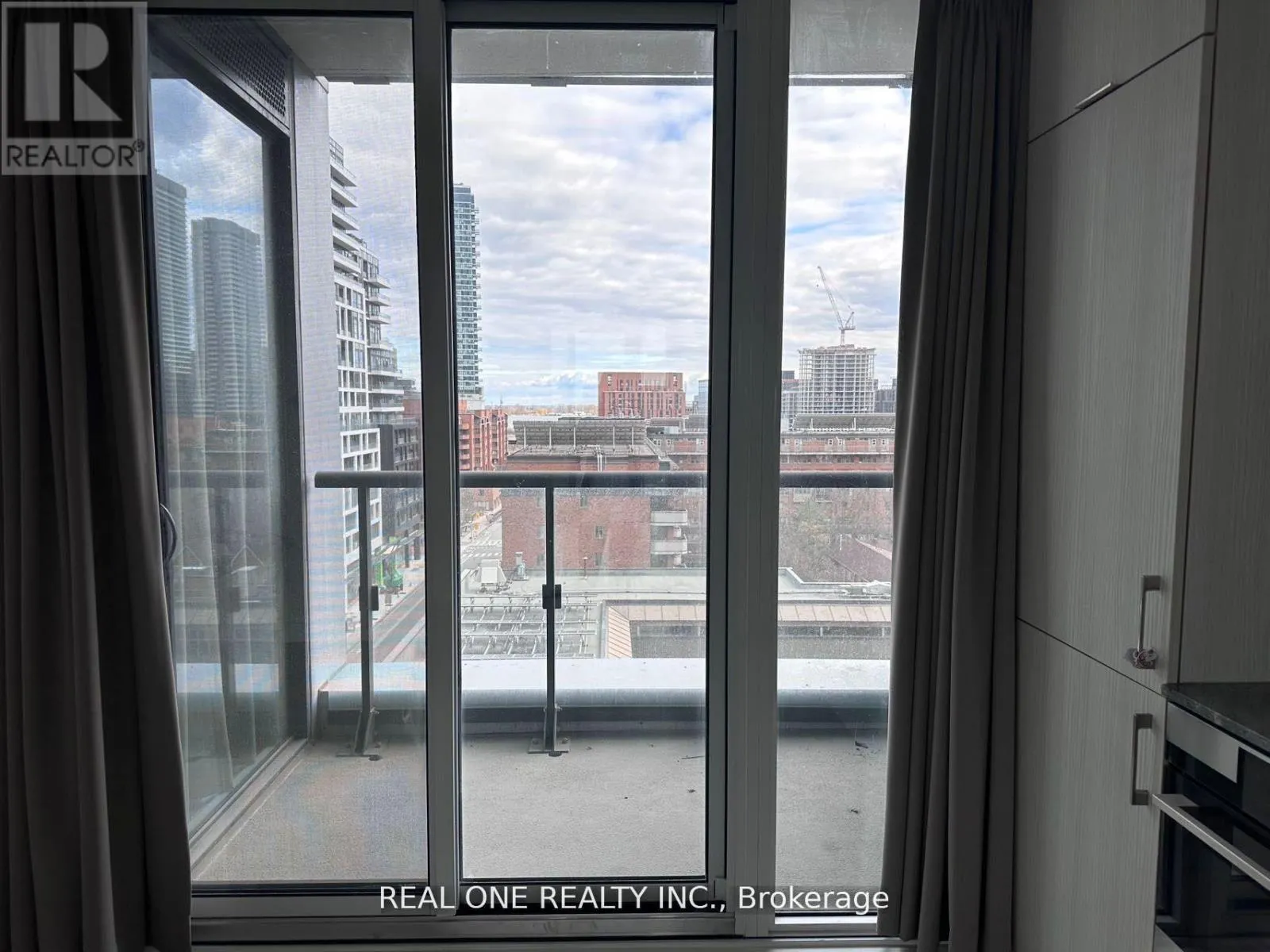 815 - 158 FRONT STREET E