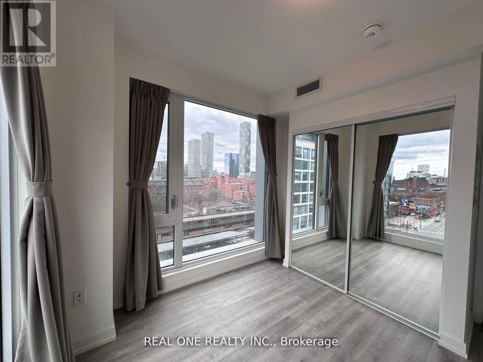 815 - 158 FRONT STREET E