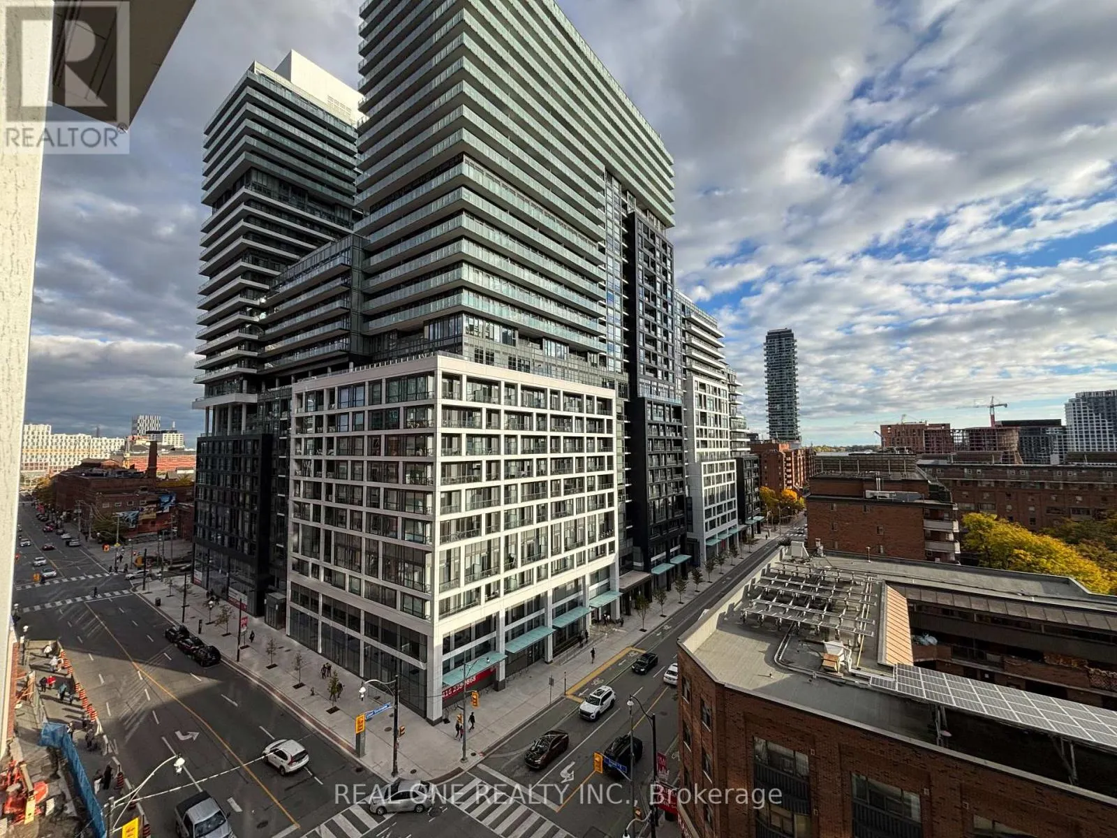 815 - 158 FRONT STREET E