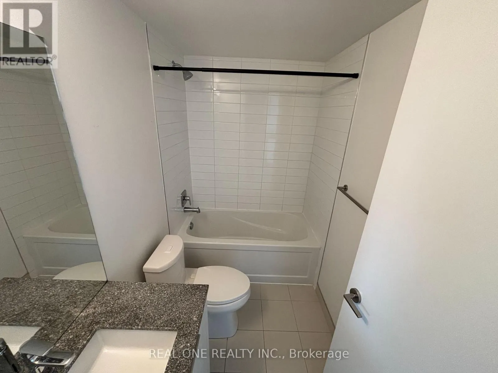 815 - 158 FRONT STREET E