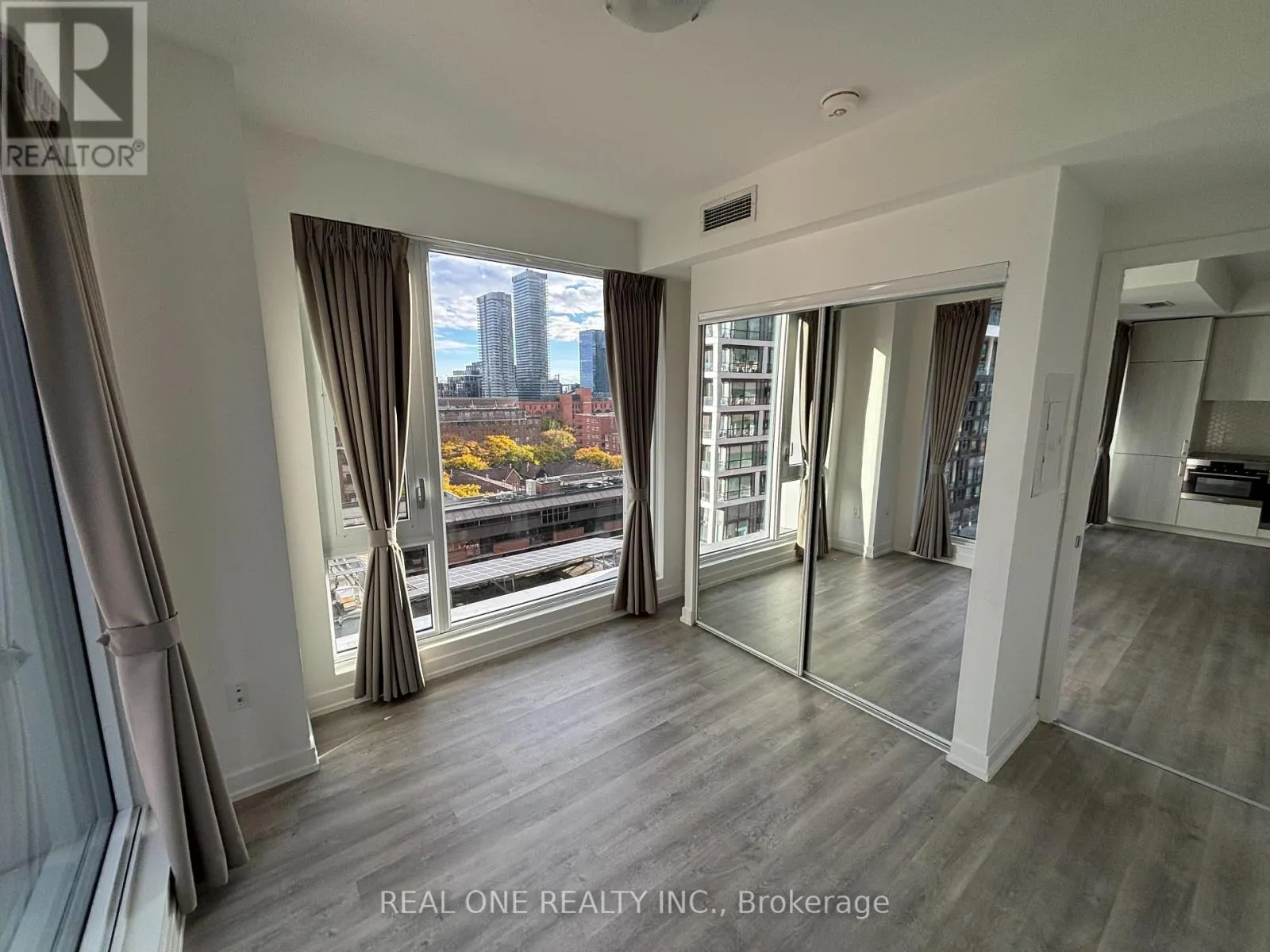 815 - 158 FRONT STREET E