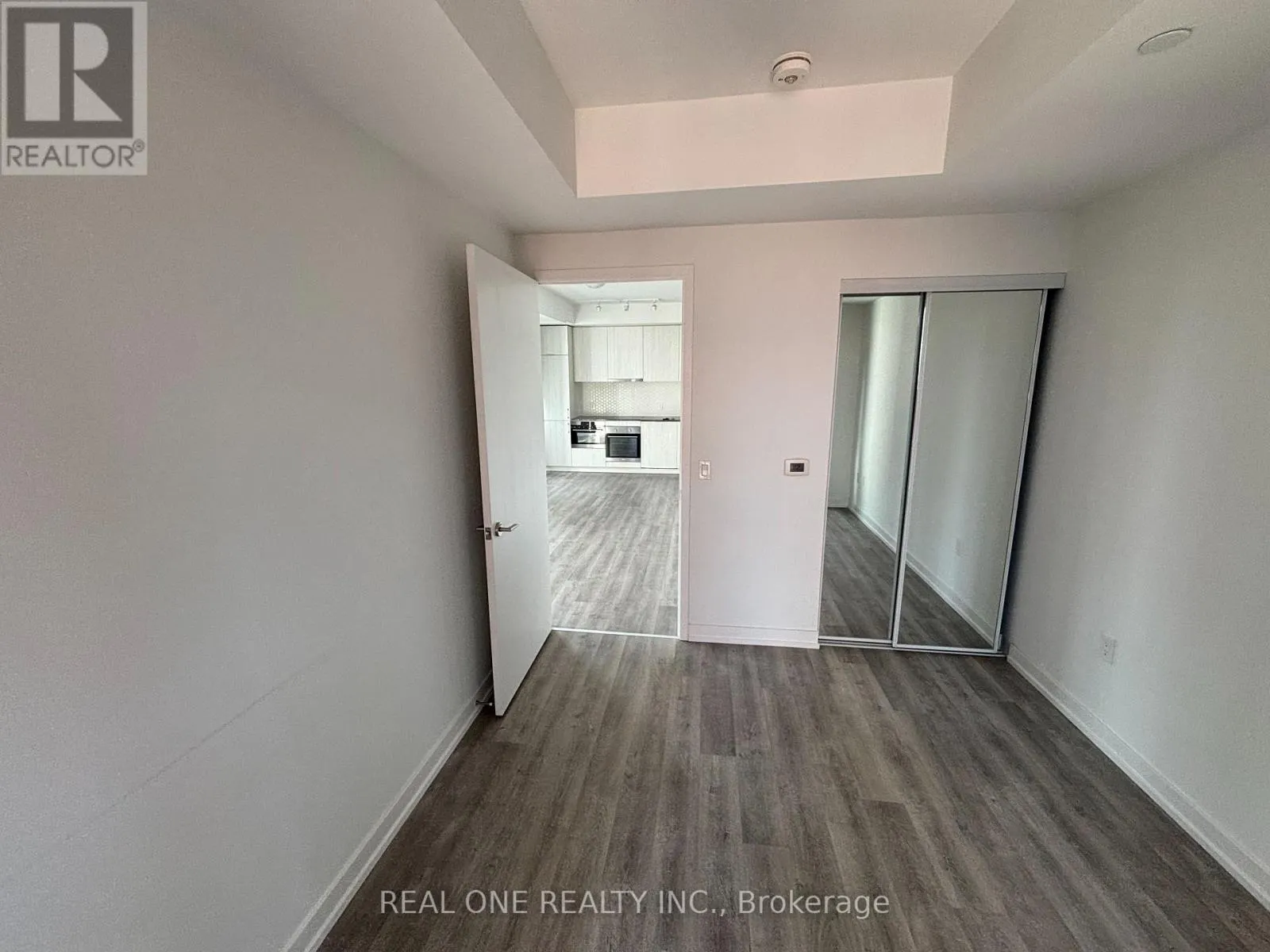 815 - 158 FRONT STREET E