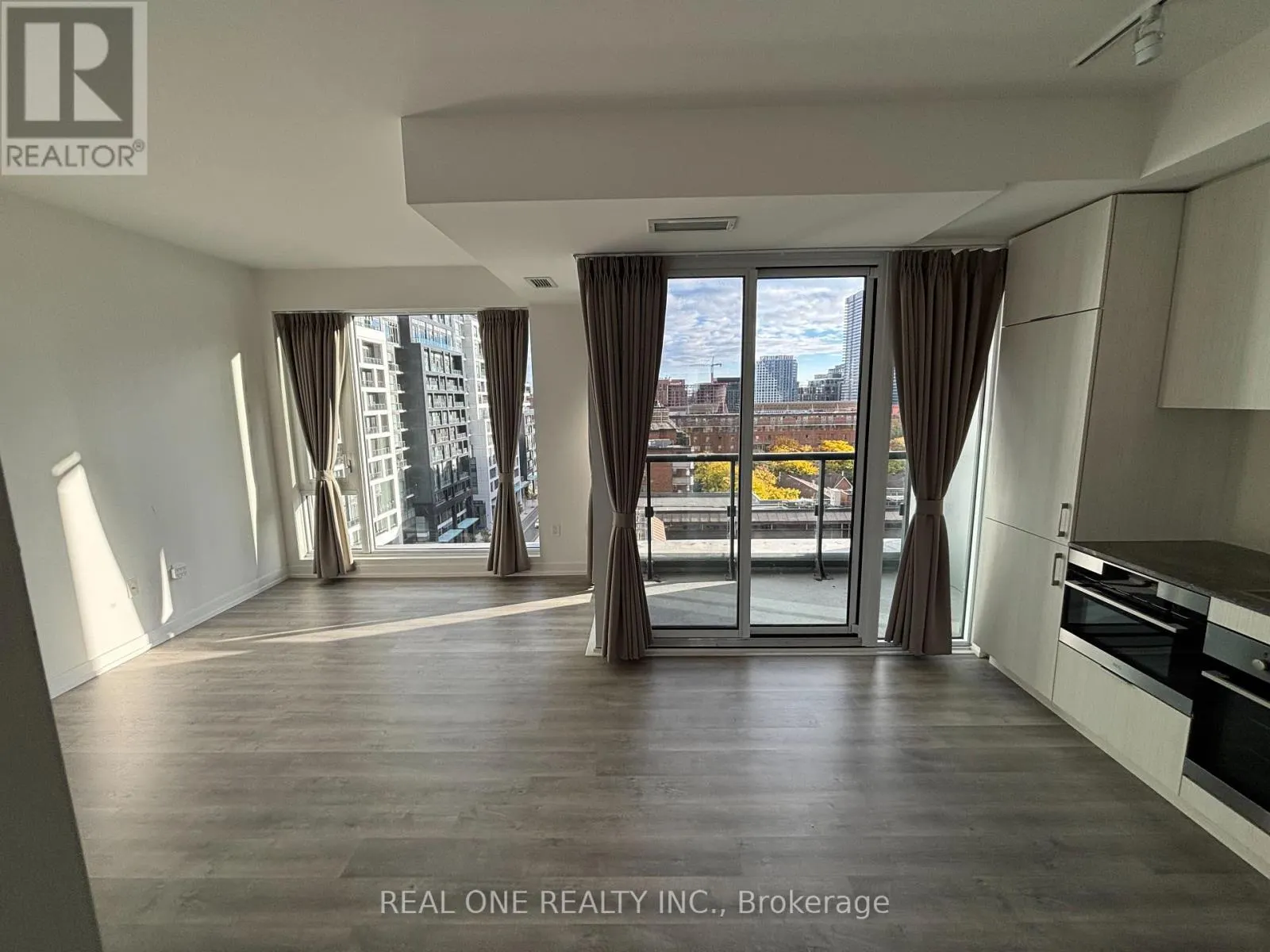 815 - 158 FRONT STREET E