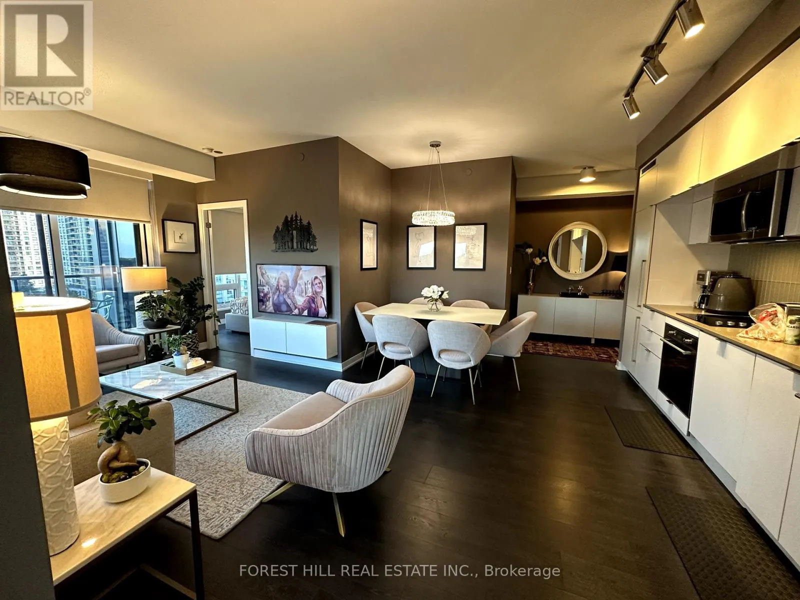 905 - 28 AVONDALE AVENUE